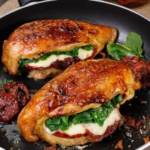 Hähnchenbrust mit Spinat und sonnengetrockneten Tomaten