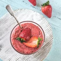 Erdbeer-Chia-Pudding mit Hagebutten