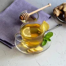 Moringa-Tee mit Honig und Ingwer