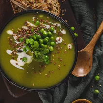 Cremige Erbsensuppe mit Kelp und Grünkohl