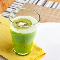 Tropischer Chlorella-Smoothie