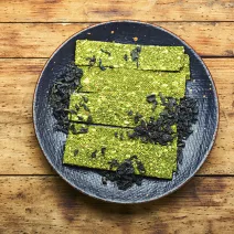 Hausgemachte Chips mit Seetang und Spirulina