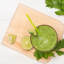 Limetten-Matcha-Smoothie mit Avocado