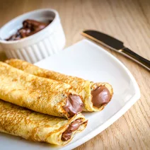 Glutenfreie Tapiokapfannkuchen mit hausgemachter Schokoladencreme