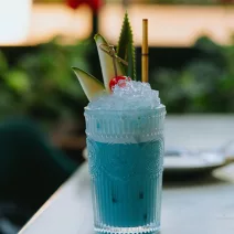 Tropischer blauer Spirulina-Cocktail