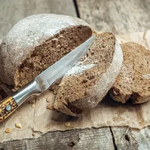 ROSSZ FORDÍTÁS               Glutenfreies selbstgebackenes Brot mit Baobab- und Kochbananenschalen
