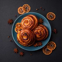 Weihnachtliche Zimtschnecken mit Kokosblütenzucker
