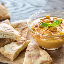 Cremiger Hummus mit Maca-Wurzel
