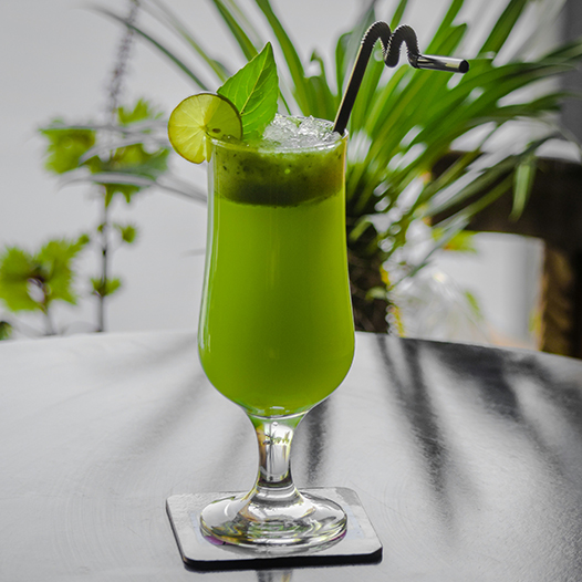 Alkoholfreier Weizengras-Mojito