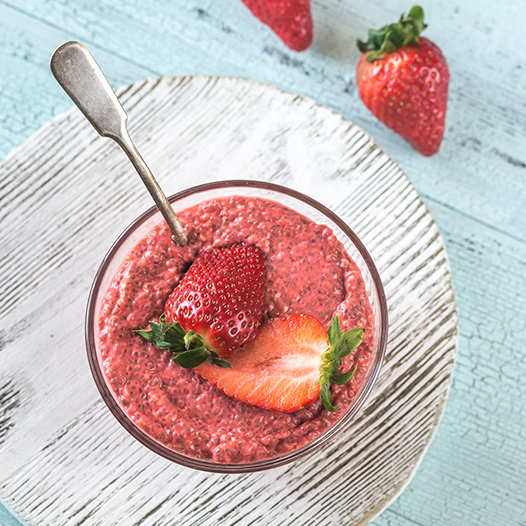 Erdbeer-Chia-Pudding mit Hagebutten