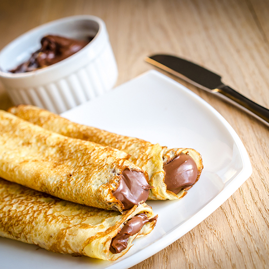 Glutenfreie Tapiokapfannkuchen mit hausgemachter Schokoladencreme