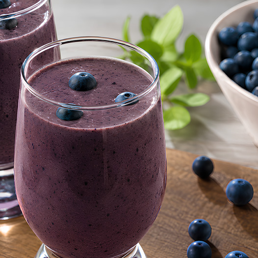 Beruhigender Smoothie mit Tulsi und Blaubeeren